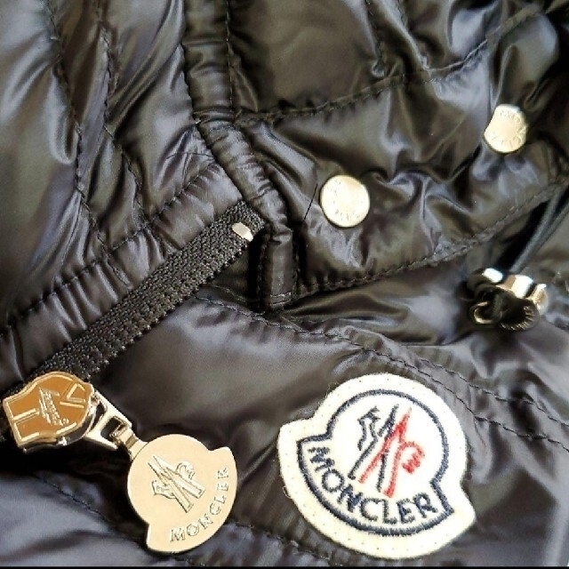 MONCLER(モンクレール)のMONCLER　マグリアカーディガン　ライトダウン　 ダウンパーカー　黒　美品 レディースのジャケット/アウター(ダウンジャケット)の商品写真