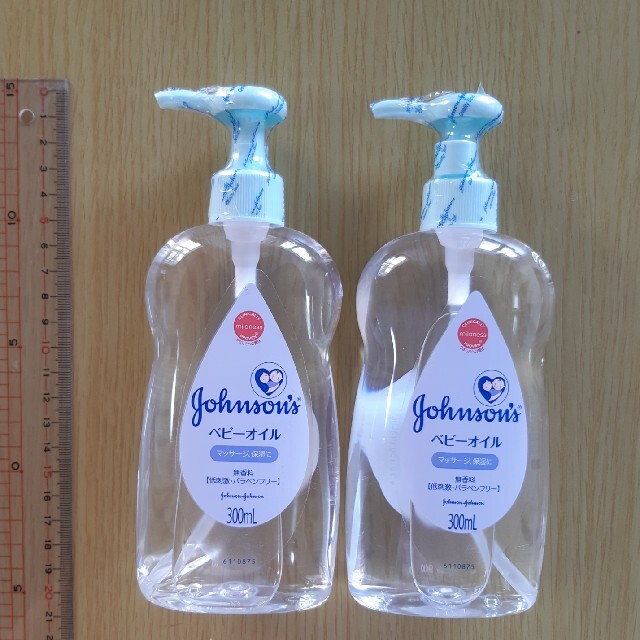 ジョンソンベビーオイル２本セット(300ml×2) キッズ/ベビー/マタニティの洗浄/衛生用品(ベビーローション)の商品写真