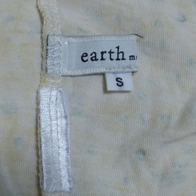 earth music & ecology(アースミュージックアンドエコロジー)のアースミュージック&エコロジー　小花柄　半袖Tシャツ レディースのトップス(Tシャツ(半袖/袖なし))の商品写真