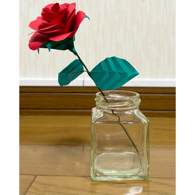 折り紙で作ったバラ　額 葉っぱ 茎付き 赤い薔薇 ハンドメイドのフラワー/ガーデン(その他)の商品写真