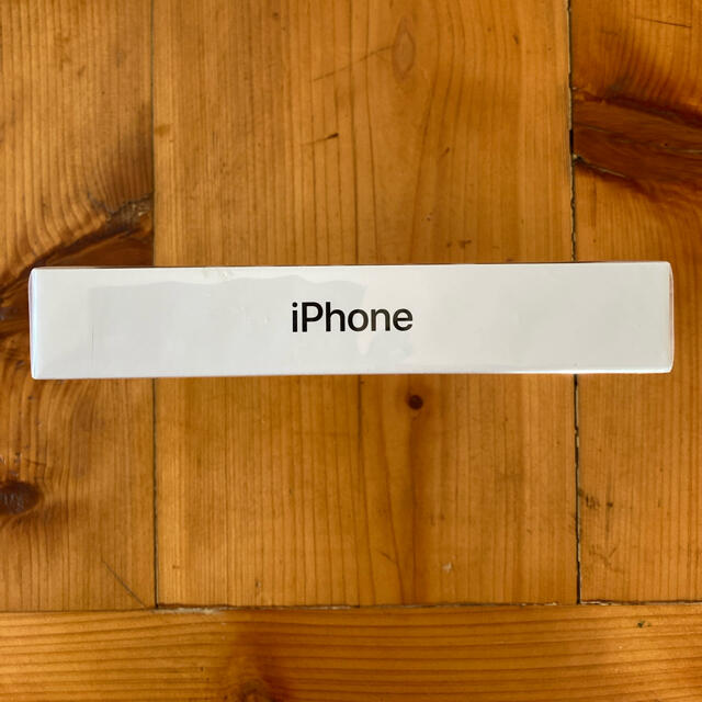 Apple(アップル)の新品！未開封品！iPhone SE2 64GB ブラック　SIMロック解除済み スマホ/家電/カメラのスマートフォン/携帯電話(スマートフォン本体)の商品写真