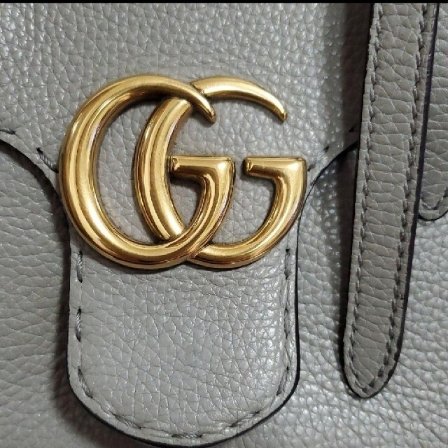 Gucci(グッチ)のGUCCI GGマーモント トップハンドルハンドバッグ  ショルダー付き　グレー レディースのバッグ(ショルダーバッグ)の商品写真