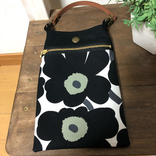 marimekko(マリメッコ)のスマホケース　スマホポーチ　かわいい！　ハンドメイド　マリメッコ  ウニッコ ハンドメイドのファッション小物(ポーチ)の商品写真