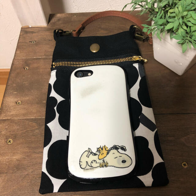 marimekko(マリメッコ)のスマホケース　スマホポーチ　かわいい！　ハンドメイド　マリメッコ  ウニッコ ハンドメイドのファッション小物(ポーチ)の商品写真