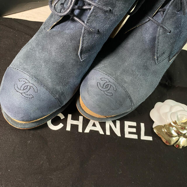 CHANEL(シャネル)の良品　CHANEL ネイビー　スエード　ショートブーツ　コルク　正規品　本物 レディースの靴/シューズ(ブーツ)の商品写真