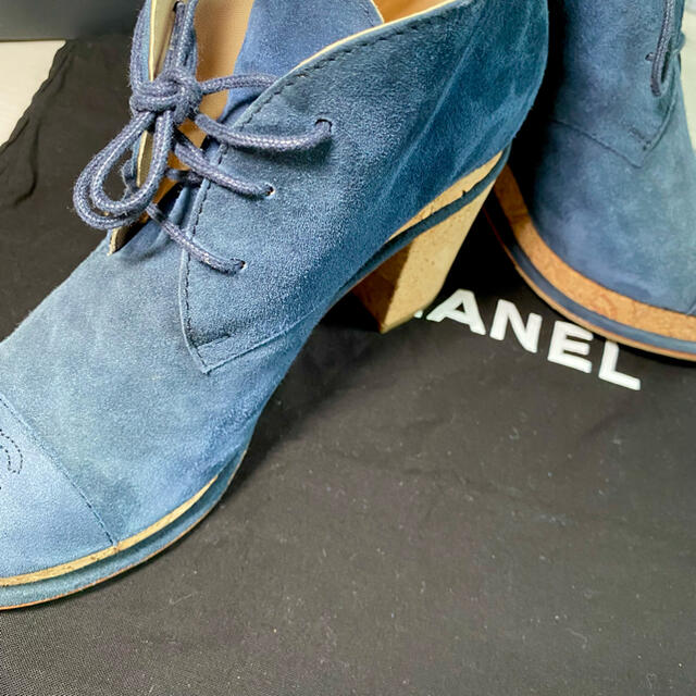 CHANEL(シャネル)の良品　CHANEL ネイビー　スエード　ショートブーツ　コルク　正規品　本物 レディースの靴/シューズ(ブーツ)の商品写真