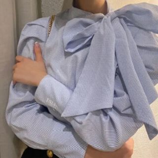 スナイデル(SNIDEL)のbibiy パフスリーブ　リボンブラウス(シャツ/ブラウス(長袖/七分))