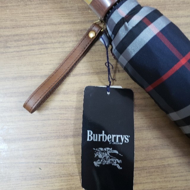 BURBERRY(バーバリー)のBURBERRY⭐折りたたみ傘⭐ネイビー⭐未使用タグ付き！ レディースのファッション小物(傘)の商品写真