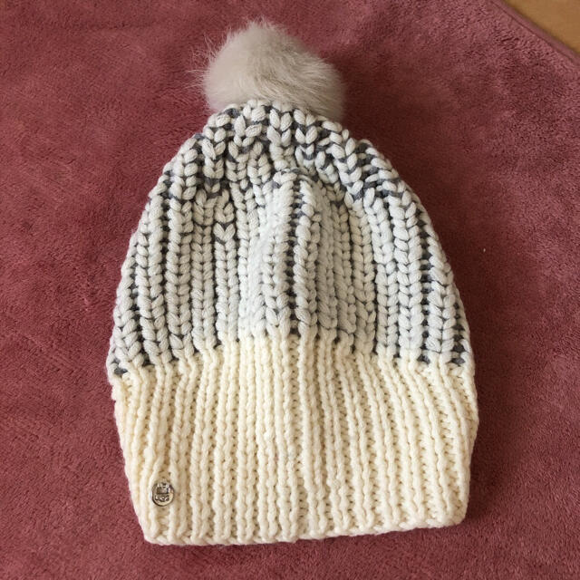 UGG(アグ)のアグ　ニット帽　可愛い　ホワイト　ブルー　白　水色　ボンボン　冬　帽子　チャーム レディースの帽子(ニット帽/ビーニー)の商品写真