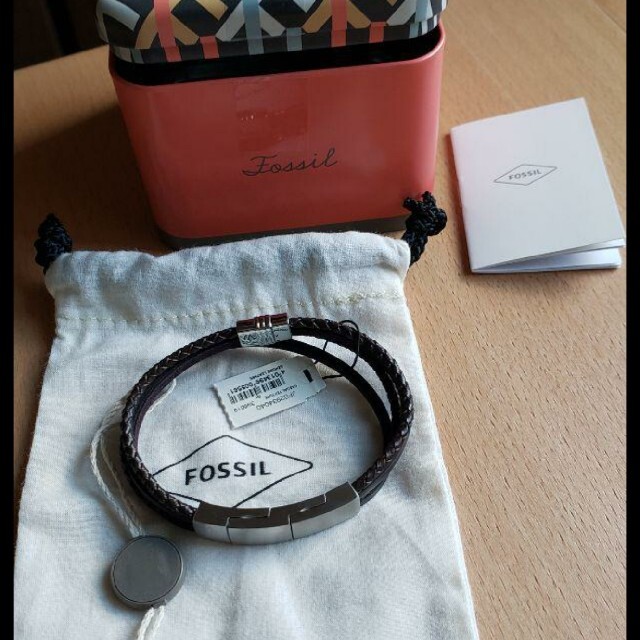 FOSSIL(フォッシル)の【新品】FOSSIL　本革ブレスレット メンズのアクセサリー(ブレスレット)の商品写真