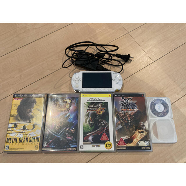 PlayStation Portable(プレイステーションポータブル)のＰSＰ本体•ソフト5本 エンタメ/ホビーのゲームソフト/ゲーム機本体(携帯用ゲーム機本体)の商品写真
