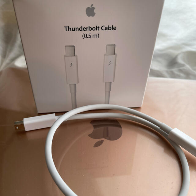 Apple(アップル)のApple Thunderboltケーブル (0.5 m) スマホ/家電/カメラのPC/タブレット(PC周辺機器)の商品写真