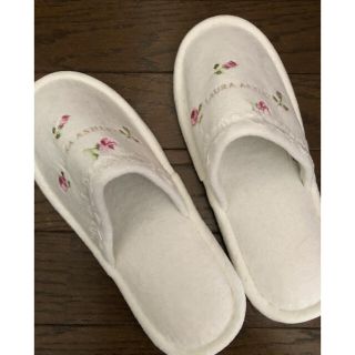 ローラアシュレイ(LAURA ASHLEY)のLAURA ASHLEYの花柄レース付きスリッパ(美品)ホワイト(スリッパ/ルームシューズ)