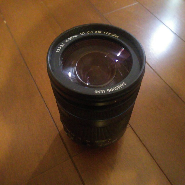 SAMSUNG(サムスン)のサムスン NX 18-200 F3.5-6.3 OIS ミラーレスレンズ スマホ/家電/カメラのカメラ(ミラーレス一眼)の商品写真