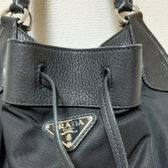 PRADA　ナイロン&レザー　肩掛????数回使用品　表超美品　底シミ2㎜有破格値