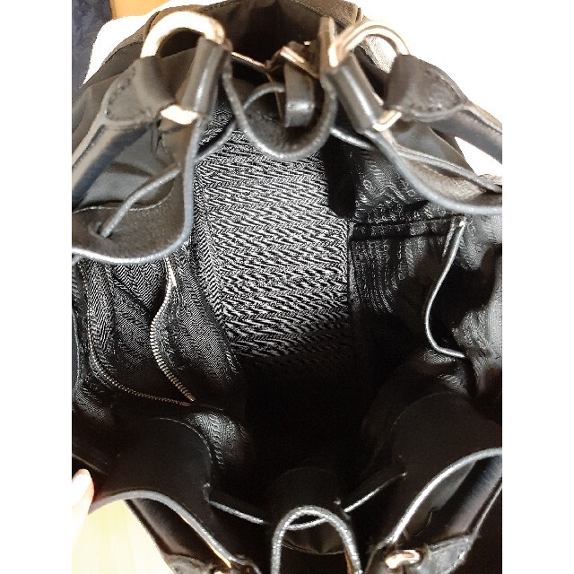 PRADA(プラダ)のPRADA　ナイロン&レザー　肩掛🆗数回使用品　表超美品　底シミ2㎜有破格値 レディースのバッグ(ショルダーバッグ)の商品写真