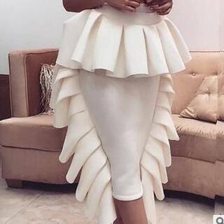 【新品未使用】立体フリル　ペプラムホワイトタイトスカート(ひざ丈スカート)