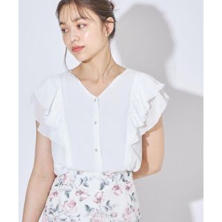 トッコ(tocco)のトッコクローゼット フラワークリアビジュー釦プリーツスリーブブラウス(シャツ/ブラウス(半袖/袖なし))