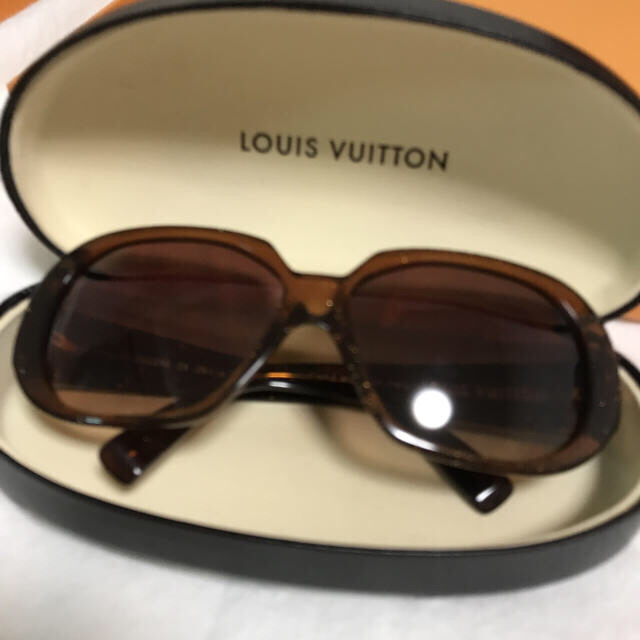 LOUIS VUITTON(ルイヴィトン)のLOUIS VUITTON サングラス レディースのファッション小物(サングラス/メガネ)の商品写真