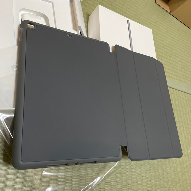 iPad(アイパッド)の美品ipad 7世代 Wifiモデル 10.2インチ  カバー付き スマホ/家電/カメラのPC/タブレット(タブレット)の商品写真