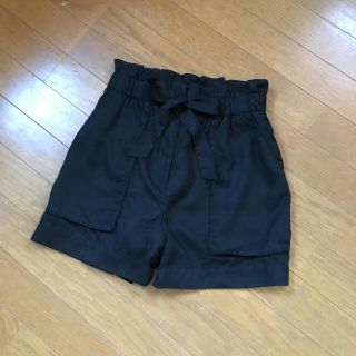 エイチアンドエム(H&M)のH&M ショートパンツ　黒　リヨセル100%素材　サイズ36 総丈40.5㎝ (ショートパンツ)