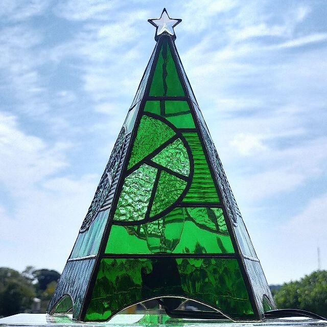 グリーンのクリスマスツリー　ステンドグラスのランプ　高さ25cm