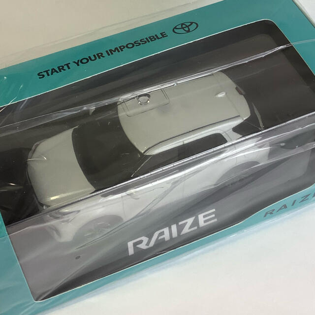 【非売品】トヨタ RAIZE(ライズ) ミニカー シャイニングホワイトパール エンタメ/ホビーのおもちゃ/ぬいぐるみ(ミニカー)の商品写真