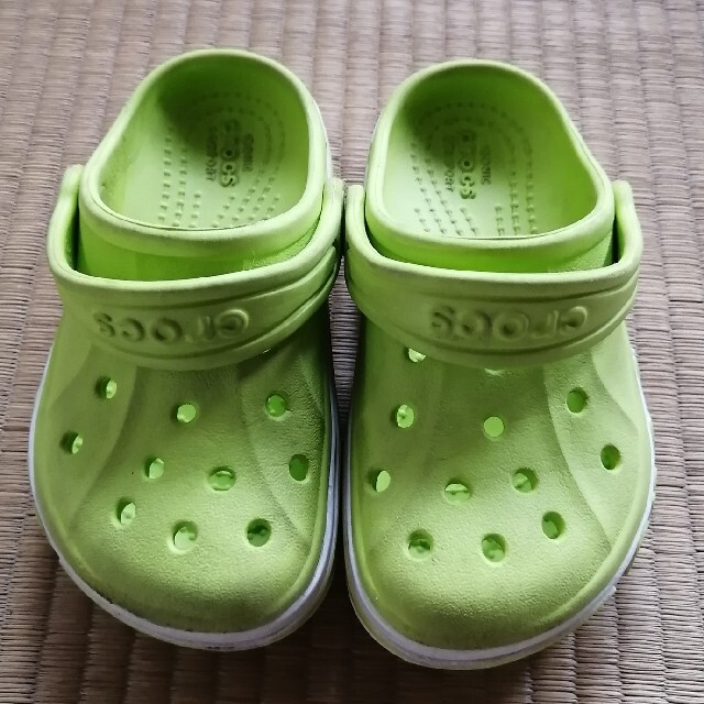 crocs(クロックス)のyui様専用　クロックスC8 キッズ/ベビー/マタニティのキッズ靴/シューズ(15cm~)(サンダル)の商品写真