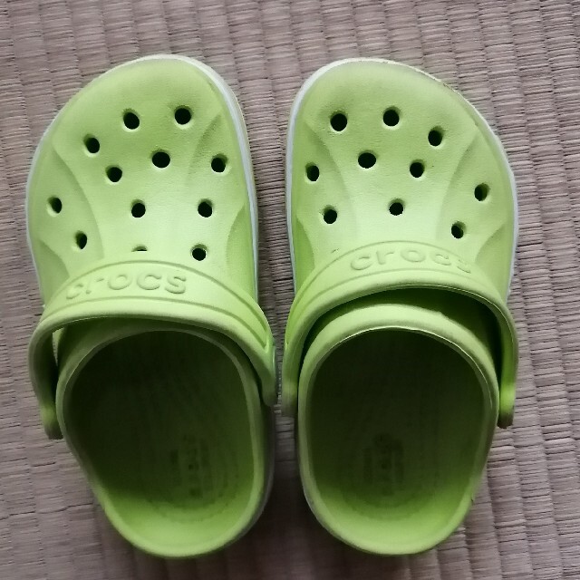 crocs(クロックス)のyui様専用　クロックスC8 キッズ/ベビー/マタニティのキッズ靴/シューズ(15cm~)(サンダル)の商品写真