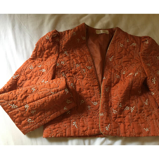 Lochie(ロキエ)のキルティングジャケット　古着　オレンジ　ゴールド　刺繍 レディースのジャケット/アウター(ノーカラージャケット)の商品写真