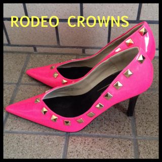 ロデオクラウンズ(RODEO CROWNS)のネオンカラースタッズパンプス(ハイヒール/パンプス)