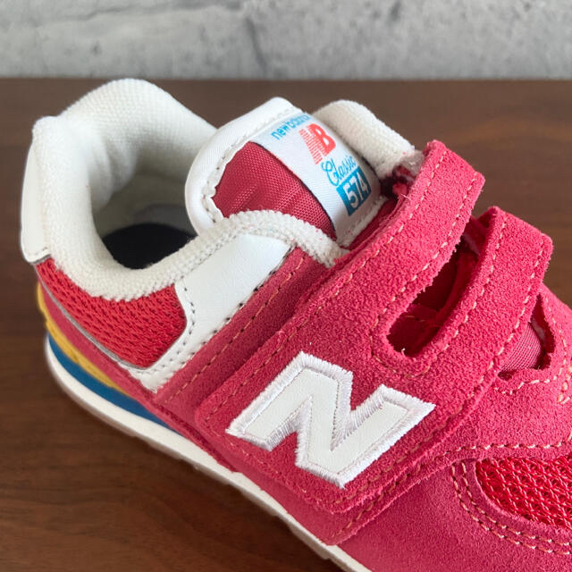 New Balance(ニューバランス)の【新品】15.5センチ レッド ニューバランス スニーカー キッズ/ベビー/マタニティのキッズ靴/シューズ(15cm~)(スニーカー)の商品写真