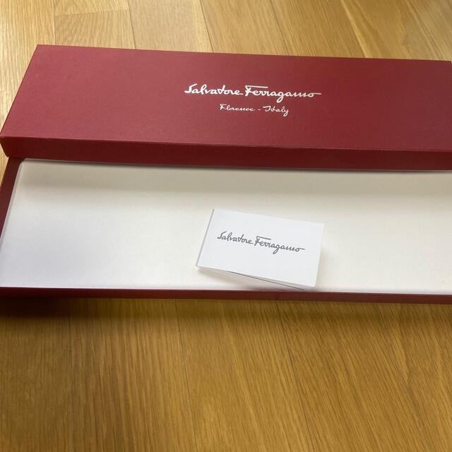 Salvatore Ferragamo(サルヴァトーレフェラガモ)のフェラガモ　ネクタイ空き箱 レディースのバッグ(ショップ袋)の商品写真