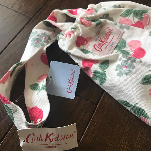 Cath Kidston(キャスキッドソン)の【新品•未使用】Cath Kidston レジ袋入れ　さくらんぼ柄 インテリア/住まい/日用品のキッチン/食器(その他)の商品写真