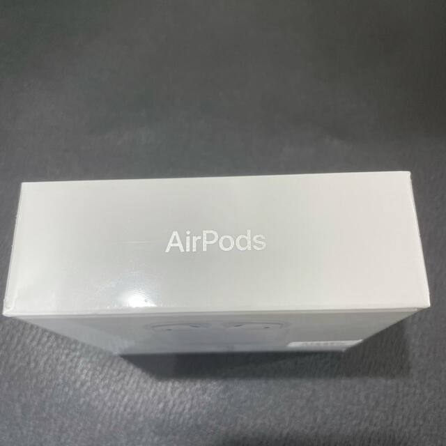 Apple(アップル)の【新品未開封品】☆☆アップルAirPods 第二世代MV7N2J/A スマホ/家電/カメラのオーディオ機器(ヘッドフォン/イヤフォン)の商品写真