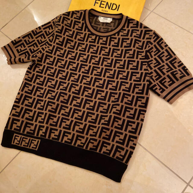 ❤️美品　格安　正規品　FENDI 半袖セーター❤️トップス