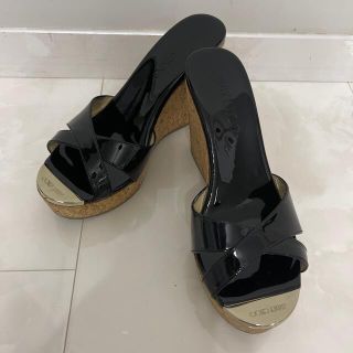 ジミーチュウ(JIMMY CHOO)のレディースサンダル　黒ミュール　ブラック　ウエッジソール　パテント　コルク素材(ミュール)