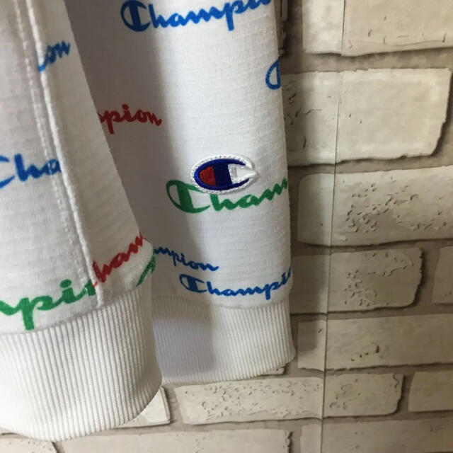 Champion(チャンピオン)の【大人気】チャンピオン 総柄 マルチカラー ロゴ プルオーバー パーカー 白 メンズのトップス(パーカー)の商品写真