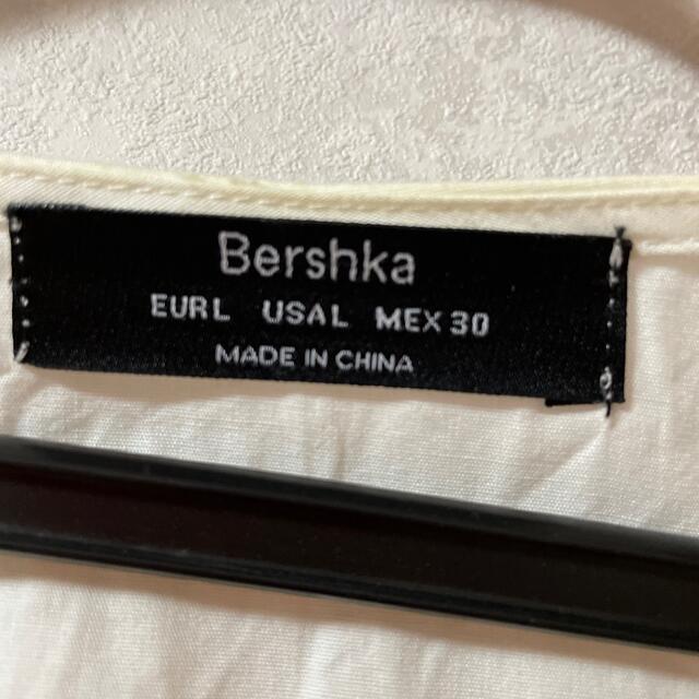 Bershka(ベルシュカ)の白　ブラウス レディースのトップス(シャツ/ブラウス(長袖/七分))の商品写真