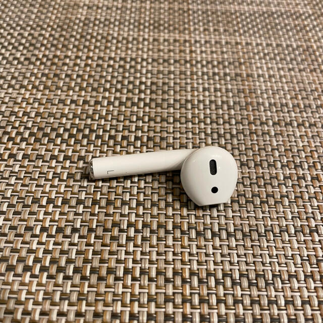 Apple(アップル)のAir pods 第二世代　左側 スマホ/家電/カメラのオーディオ機器(ヘッドフォン/イヤフォン)の商品写真