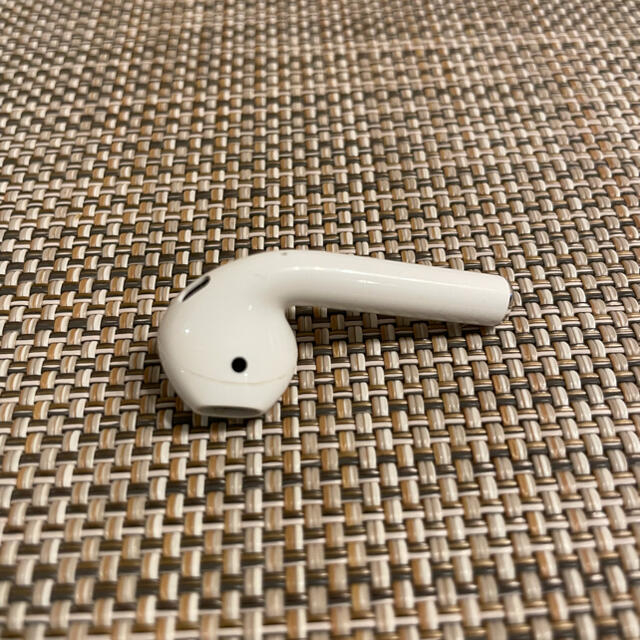 Apple(アップル)のAir pods 第二世代　左側 スマホ/家電/カメラのオーディオ機器(ヘッドフォン/イヤフォン)の商品写真