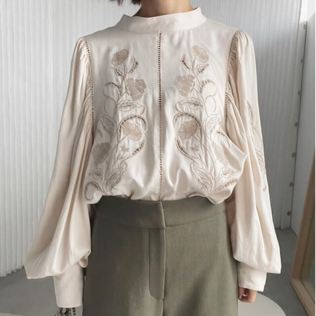 LADY EMBROIDERY PUFF BLOUSE