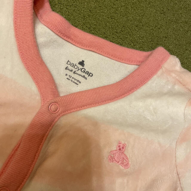 babyGAP(ベビーギャップ)のbabyGAP ロンパース カバーオール　足つき　70サイズ　ピンク　ボーダー キッズ/ベビー/マタニティのベビー服(~85cm)(カバーオール)の商品写真