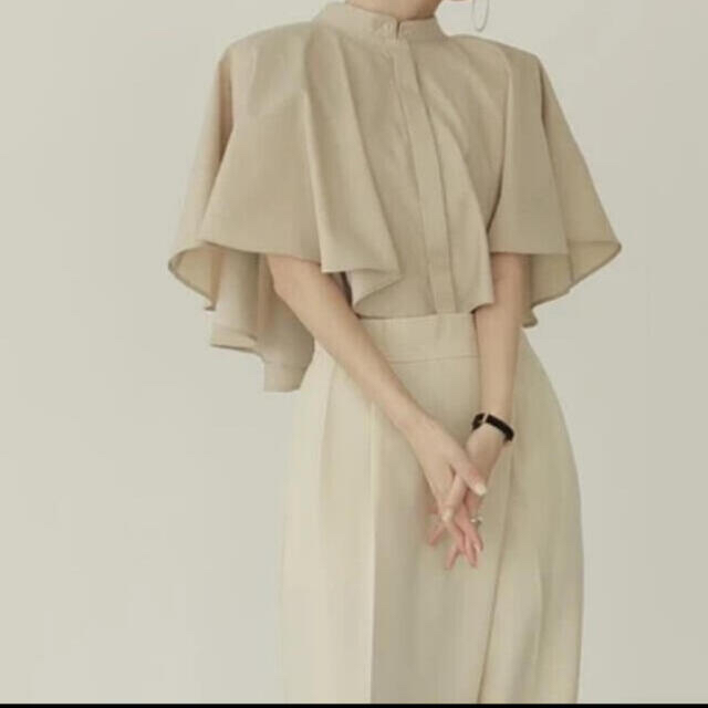 新品タグ付き　louren ローレン drape cape blouse レディースのトップス(シャツ/ブラウス(半袖/袖なし))の商品写真