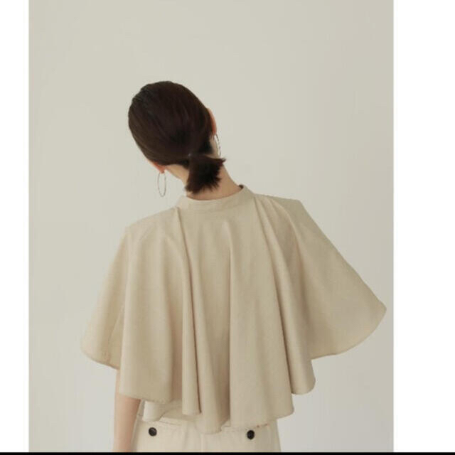 新品タグ付き　louren ローレン drape cape blouse レディースのトップス(シャツ/ブラウス(半袖/袖なし))の商品写真