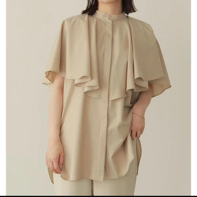 新品タグ付き　louren ローレン drape cape blouse レディースのトップス(シャツ/ブラウス(半袖/袖なし))の商品写真