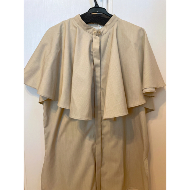 新品タグ付き　louren ローレン drape cape blouse レディースのトップス(シャツ/ブラウス(半袖/袖なし))の商品写真