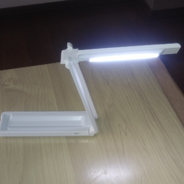 アイリスオーヤマ(アイリスオーヤマ)の乾電池式LEDデスクライト LSM-55 インテリア/住まい/日用品のライト/照明/LED(テーブルスタンド)の商品写真