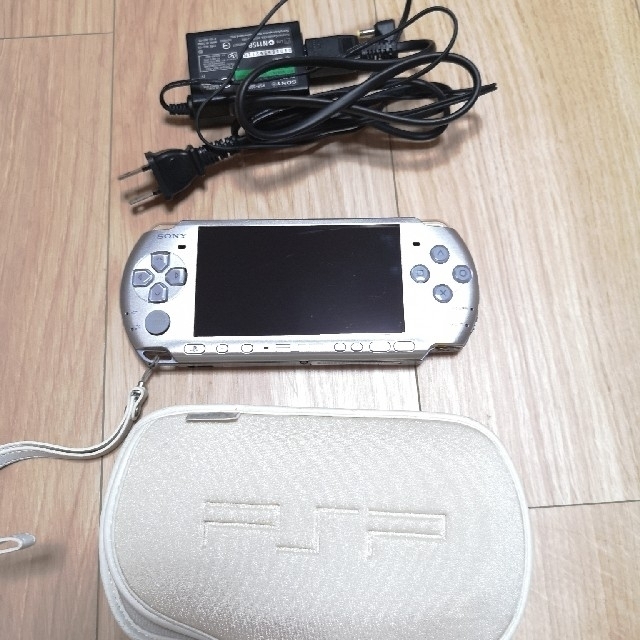 PSP（本体+カバー+ACアダプター+メモリー4GB）