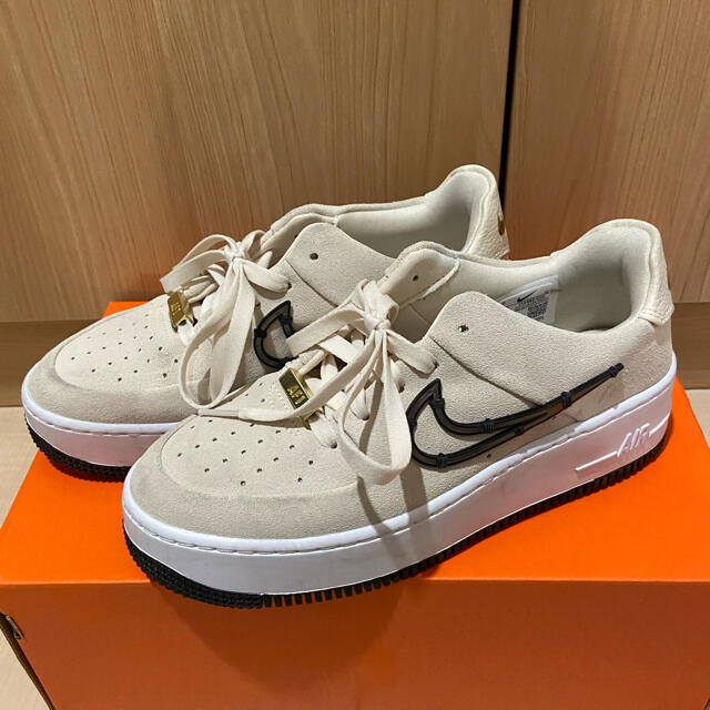 NIKE(ナイキ)のNIKE AIR FORCE1 SAGE LOW LX レディースの靴/シューズ(スニーカー)の商品写真